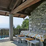 度假居 Lo Scoiattolo By Interhome